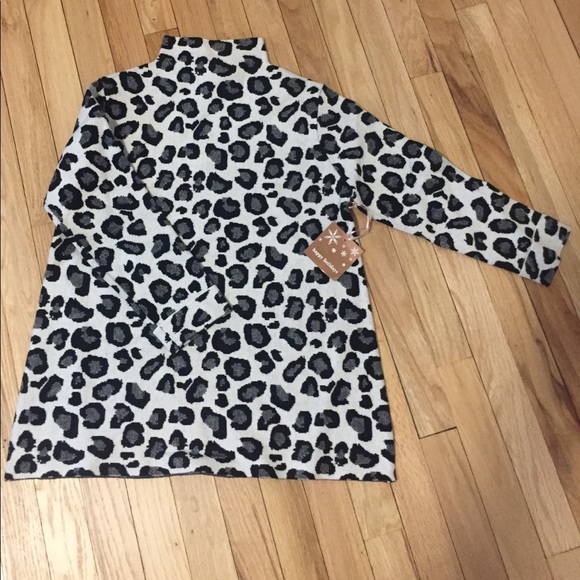 Tahari Sweaters - NWT Tahari leopard print 3/4 sleeve top